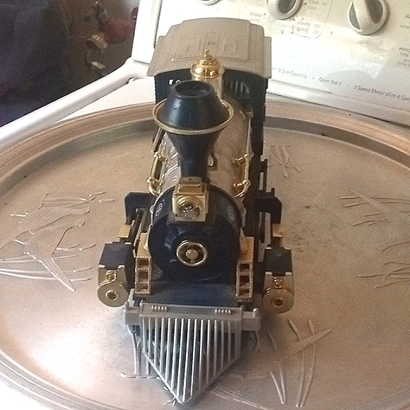 Royal Blue train toy collector model . Runs in batteries. Great condition. - Picture 3 of 6
